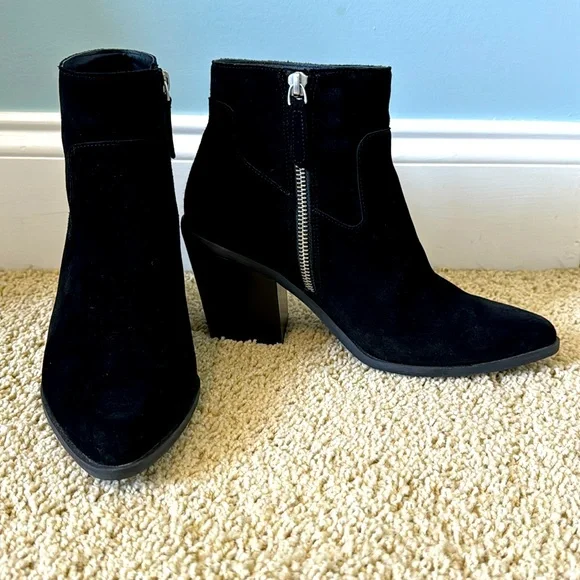 Lisa Vicky Black Genuine Suede Sunny-V Pointed Toe Block Heel Booties Sz 7.5 - Picture 1 of 8
